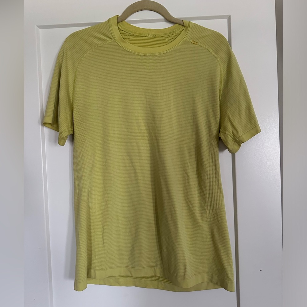 Lululemon yellow men’s shirt sleeve